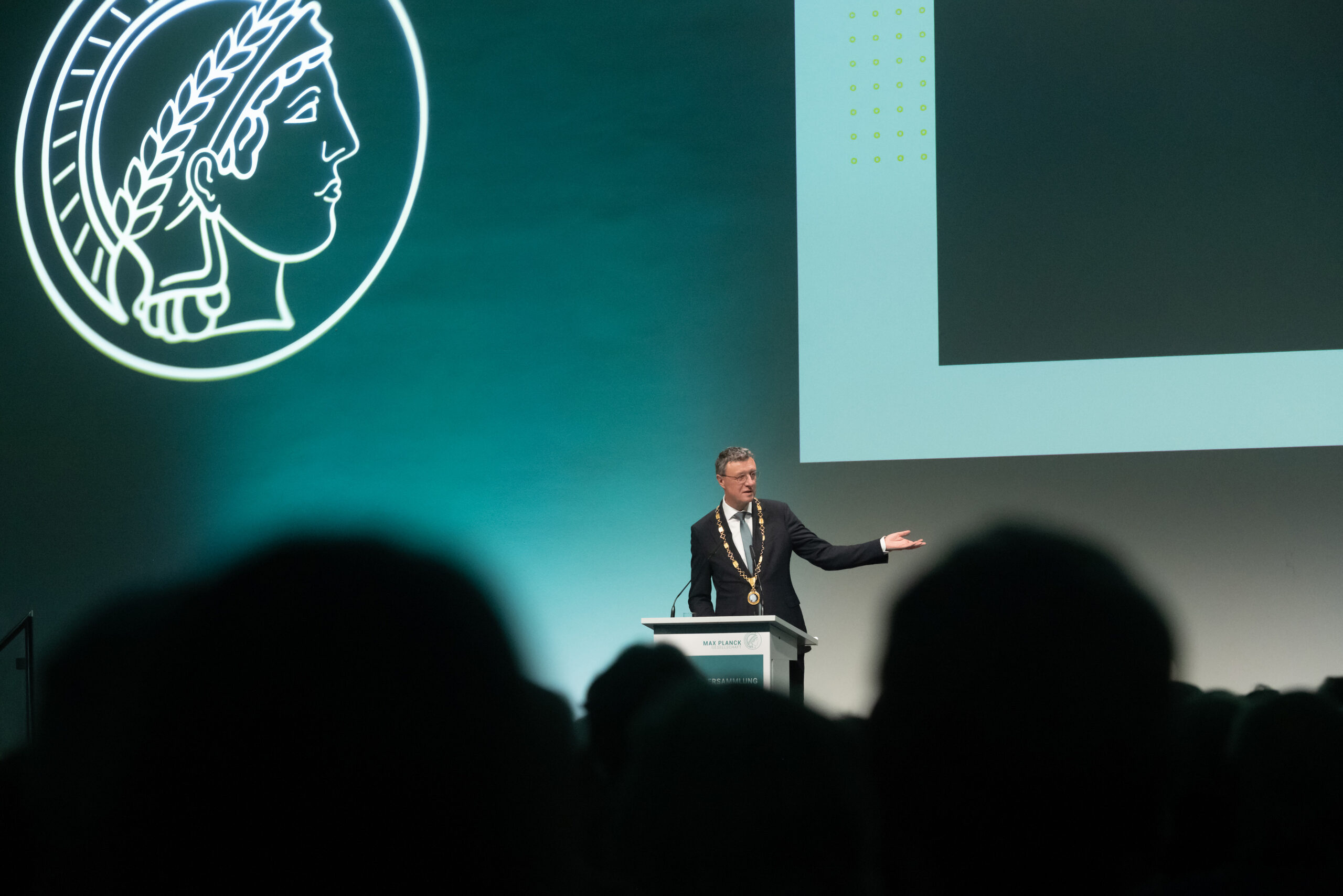 Das Foto zeigt den Präsidenten der Max Planck Gesellschaft Patrick Cramer, der auf der Festversammlung eine Rede hält.